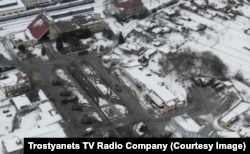 Знімок з дрона, на якому видно близько двох десятків російських машин навколо площі перед вокзалом Тростянця під час російської окупації 2022 року. Пам’ятник у вигляді танка Т-34 можна побачити в центрі цього фото