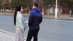 Diňle: Türkmenistanda aýal bilen erkek adam köpçülik ýerinde gujaklaşyp bilýärmi?
