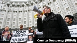 Під час акції біля будівлі уряду України з вимогою відновити обов’язковість звукового дубляжу та субтитрування іншомовної кінопродукції на українську мову. Київ, 10 квітня 2012 року