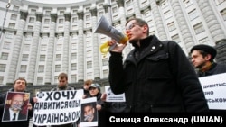 Акції біля будівлі уряду України з вимогою відновити обов’язковість звукового дубляжу іншомовної кінопродукції на українську мову. Київ, 10 квітня 2012 року