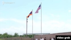 Флаги Армении и США на месте строительство завода в Ерасхе (архив)
