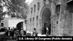 Երուսաղեմի հայկական թաղամասի Սուրբ Հակոբ տաճարի մուտքը 20-րդ դարի սկզբին