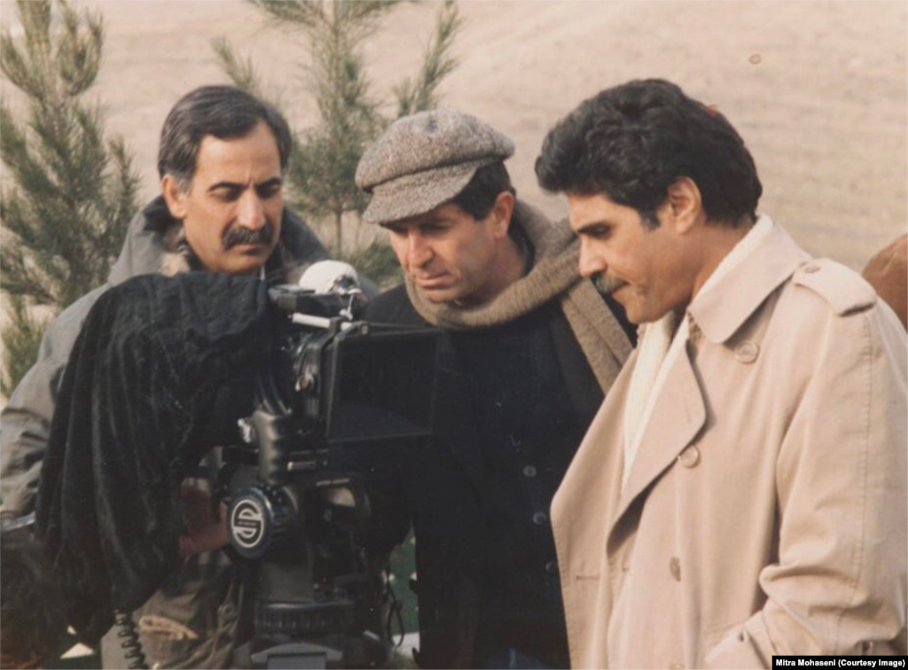 داریوش مهرجویی همراه هارون یشایایی و حسن قلی&zwnj;زاده در پشت صحنه فیلم &laquo;اجاره نشین&zwnj;ها&raquo;