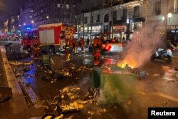 Франциянын бир нече шаарында полиция менен акциянын катышуучулары бири-бирине күч колдонууда.