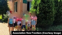 Група дітей з вихователькою Чинадіївського дитбудинку, які вже повернулися на Закарпаття