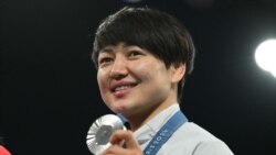 <strong>Мээрим Жуманазарова</strong>&nbsp;кыргыз күрөшүндө эле эмес, Кыргызстандын спортундагы жаӊы тарыхты жазды. Ал 7-августка караган түнү кыз-келиндер күрөшүнөн 68 килограммга чейинки салмакта америкалык Эмит Элорго 0:3 эсебинде утулуп <a href="/a/33068209.html" target="_self">Олимпиаданын күмүш медалын тагынды. </a>