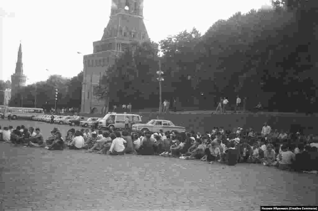 Протест чарасында катнашучылар