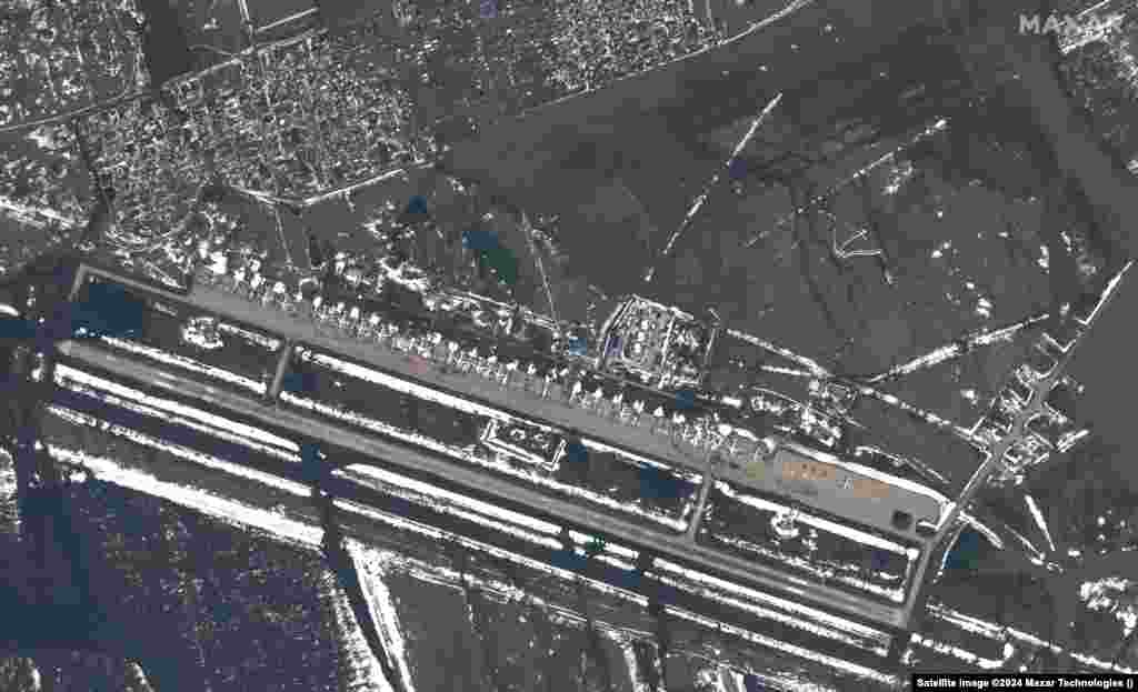 The city&#39;s air base is surrounded by floodwaters. Russia&#39;s Emergencies Ministry said water levels had declined in a number of areas but described the situation as &quot;still difficult&quot;.