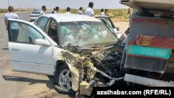 2023-nji ýylyň maý aýynda Aşgabadyň eteginde bolan ýol heläkçiligi. Illýustrasiýa suraty