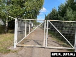 Ворота военной части в Сольцах