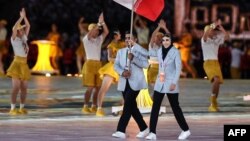 ناهید کیانی و جواد فروغی پیشاپیش تیم ایران در افتتاحیه بازی‌های آسیایی هانگژو