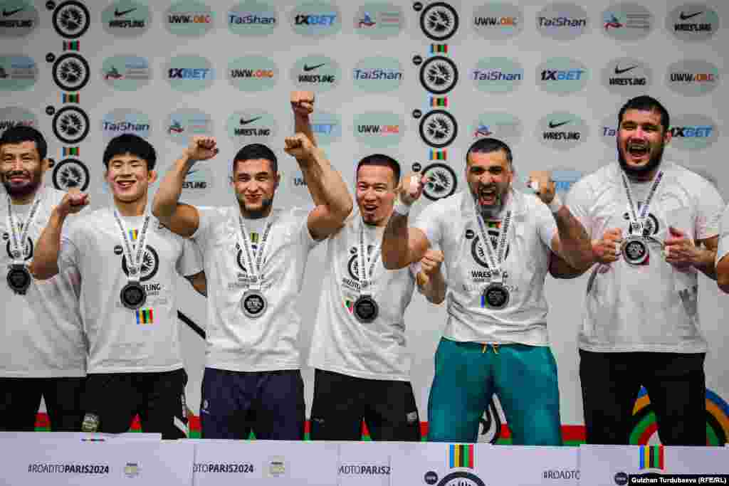 Амантур Исмаилов (солдон үчүнчү) Олимпиадага жолдомо утуп алган жапониялык, казакстандык жана өзбекстандык балбандар менен.&nbsp;