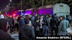 Бишкекте чет элдиктер жашаган жатакананын жанында топтолгондор, 18-май, 2024-жыл