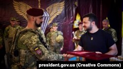 Ukrainian President Volodymyr Zelenskyi (right) meets with some of his country's combat brigades in the Zaporizhzhya region on September 4. 