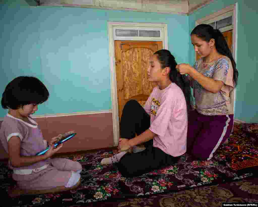 Асема үй-бүлөдөгү төрт кыздын улуусу. Атасы Талант Саданов эркин күрөштөн машыктыруучу.