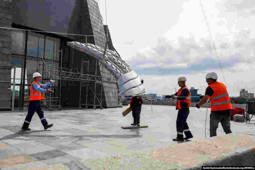 30 липня у Києві розпочали демонтаж радянського герба з монументу&nbsp;