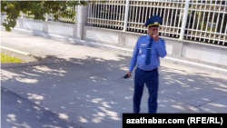 Baýram güni köçelerde polisiýa işgärleriniň sany hem köpeldi. Aşgabat