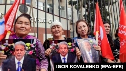 Адахан Мадумаровдун тарапташтары, жакындары анын сүрөтүн көтөрүп турушат. Депутатты бошотууну талап кылган акция. Бишкек шаардык сотунун алды. 13-сентябрь, 2023-жыл 