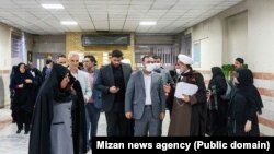 شماری مقامات قضایی جمهوری اسلامی در حین بازدید از بند زنان زندان اوین
​