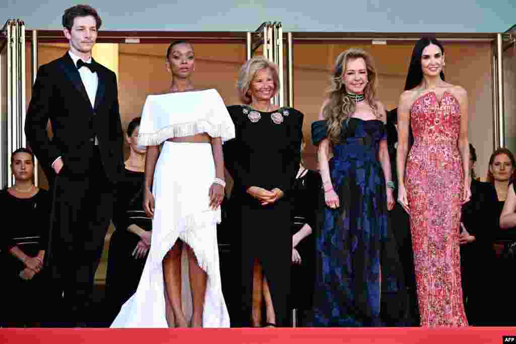  دمی مور (راست) در کنار برخی عوامل فیلم &laquo;انواع مهربانی&raquo; &nbsp; 