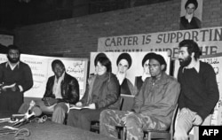 حسین شیخ‌الاسلام اولین نفر از راست کنار برخی گروگان‌‌های آمریکایی در روزهای تسخیر سفارت