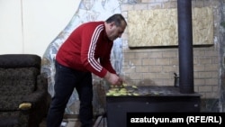 Կոթեցի գործարար Սպարտակ Խաչիկյանը կարտոֆիլի բարակ շերտերը շարում է իր 40 տարվա երկաթե վառարանի թեժացած երեսին ու պատմում՝ սարքողն ադրբեջանցի էր՝ իրենց ընտանիքի բարեկամն էր՝ ադրբեջաներեն «դոստ» էին ասում։