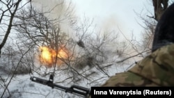 Українські військовослужбовці 93-ї бригади ведуть вогонь із самохідної гаубиці 2С1 «Гвоздика» поблизу міста Часів Яр Донецької області, 22 лютого 2024 року