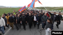 Տավուշի թեմի առաջնորդ Բագրաստ Սրբազանի առաջնորդած երթի մասնակիցները ոտքով Կիրանցից գալիս են Երևան, 8-ը մայիսի,2024թ․
