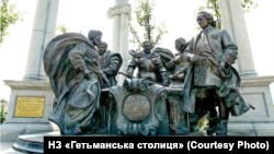 Пам’ятник «Гетьмани. Молитва за Україну» в Батурині – зліва направо: гетьмани Дем’ян Многогрішний, Іван Самойлович, Іван Мазепа, Пилип Орлик, Кирило Розумовський. Батурин був для цих гетьманів козацькою столицею