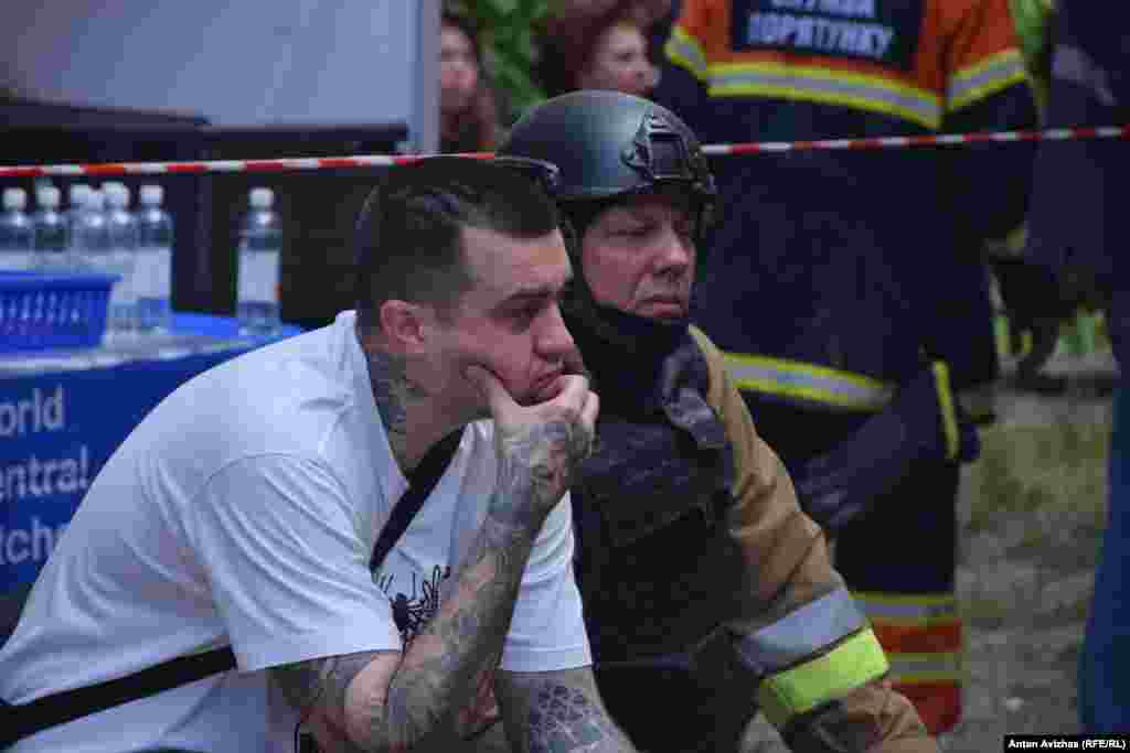 Чоловік дивиться на те, як рятувальники розбирають завал у його підїзді, йому просто пощастило вціліти