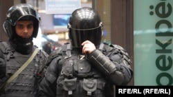 На фото бійці російського ОМОНу. За даними APA.az, під час рейду силовиків у Єкатеринбурзі загинуло двоє азербайджанців