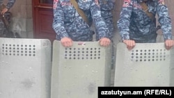 Ոստիկանները Ֆինանսների նախարարության դիմաց՝ Հանրապետության հրապարակին հարակից հատվածում, 26-ը մայիսի, 2024թ.