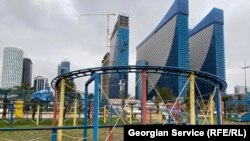 В Батуми порыв ветра сорвал и поднял в воздух батут вместе с двумя детьми, в результате погиб девятилетний ребенок