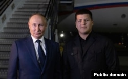 Очільник Росії Володимир Путін і син Адам Кадиров. Грозний