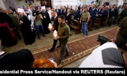 Президент Украины Владимир Зеленский (справа) и президент Польши Анджей Дуда во время чествования жертв Волынской трагедии. Луцк, 9 июля 2023 года