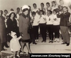 پطروس پالیان در حال تصویربرداری از مراسمی با حضور شهبانو فرح پهلوی