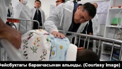 Сузактагы окуядан кийин ооруканага барган УКМК төрагасы Камчыбек Ташиев балдардын абалы менен таанышууда. 3-май, 2024-жыл. (Сүрөт Камчыбек Ташиевдин Фейсбук баракчасынан алынды)