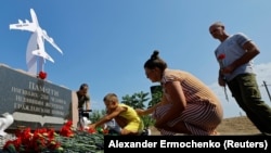 Мэмарыяльны знак на месцы катастрофы ля вёскі Грабава Данецкай вобласьці. Тэрыторыя, акупаваная Расеяй