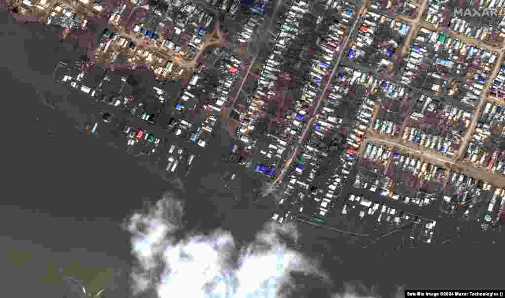 A closer view of flooding in residential areas around Akbulak The flood situation remains acute in parts of Western Siberia, where the peak is expected in three to five days, and in some areas around the Volga River.