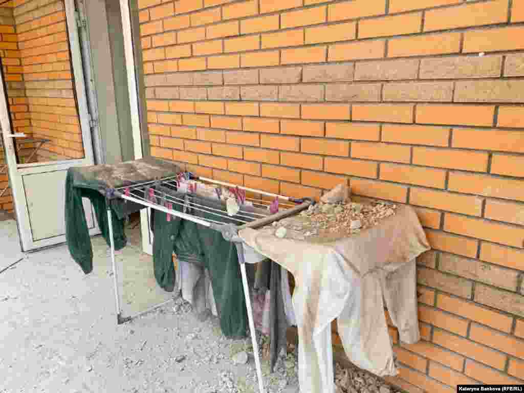 ОДЕСА &ndash; У деяких квартирах повибивало вікна. Очільник Одеської ОВА Олег Кіпер повідомив, що внаслідок російської атаки були пошкоджені 19 житлових багатоповерхівок і два приватних будинки. Руйнувань зазнали близько 70 квартир