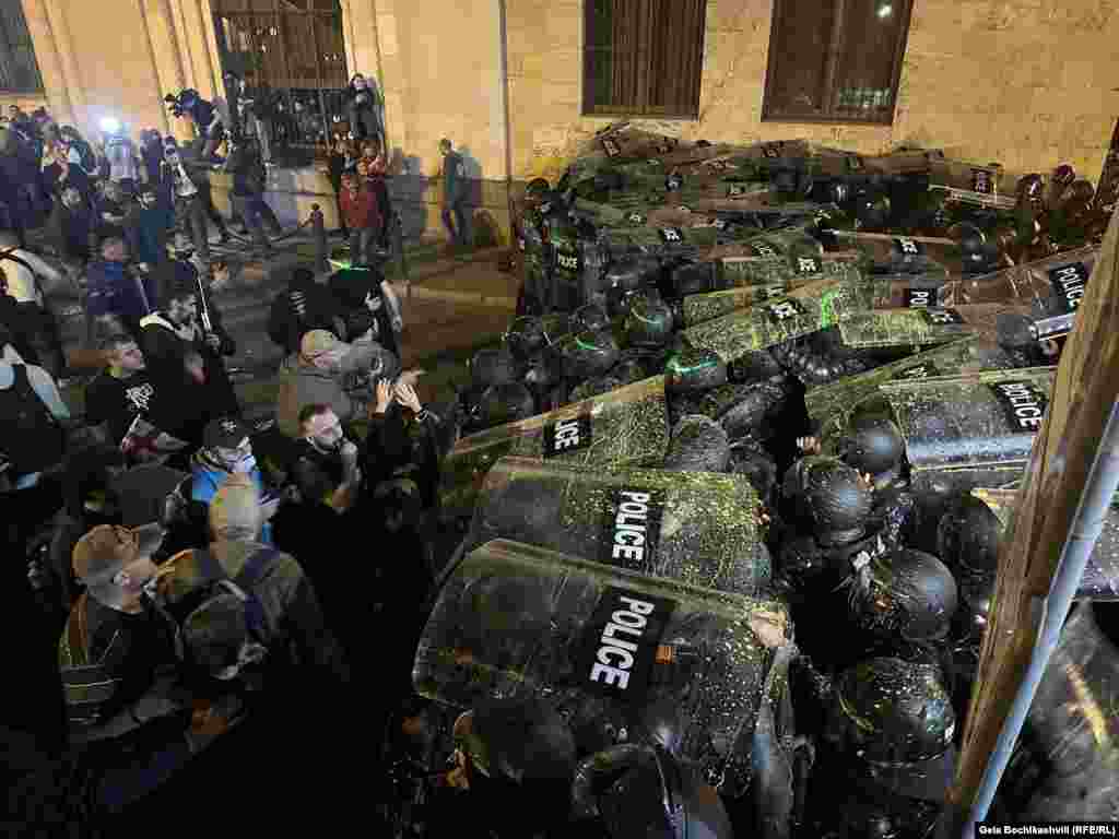 Того ж дня заарештували щонайменше 14 осіб під час вечірніх протестів, під час яких спалахнули сутички між протестувальниками та поліцією &nbsp;