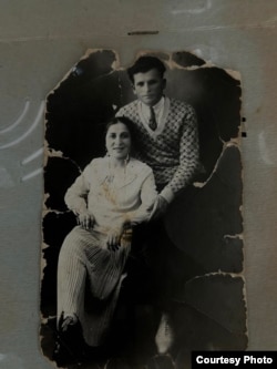 Nayle qartana ve İbraim qartbaba Aqyarda. SSCB, 1934 senesi. Gülnara Abdulayevanıñ şahsiy arhivi