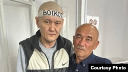 Думан Мухаммедкарим (слева) с отцом в суде