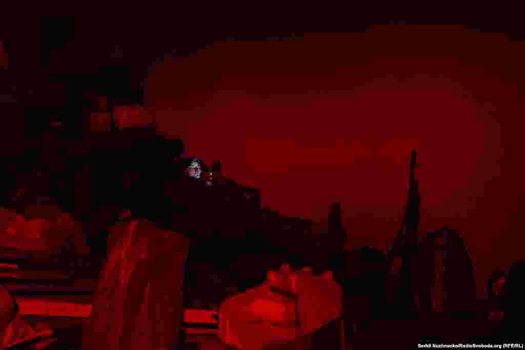 Вночі бійці готувалися до ранкового штурму: хтось спілкувався із рідними, хтось готував зброю, а хтось ліг перепочити на кілька годинок