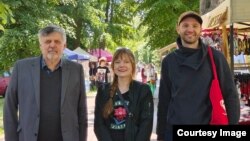 Ян Максімюк з Касяй і Вовам, чытачамі кніжак па-падляску, на “Ягайлаўскім кірмашы” ў Бельску