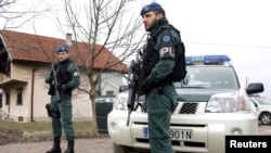 Португальские миротворцы в составе сил Евросоюза EUFOR в сербском пригороде Сараево, принадлежащем «Республике Сербской». Босния и Герцеговина, 10 февраля 2009 г.