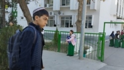 Diňle: Halkara zenanlar günündäki sowgat alym-berimi okuwçylaryň mekdepden galmagyna getirýär