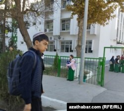 Oba we şäher ýerlerinde bar bolan mekdepleriň ençemesi sowetler ýyllarynda bina edilen bolup, olaryň abatlaýyş işleri köplenç okuwçylaryň ene-atalarynyň üstüne ýüklenýär.