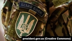 Шеврон на формі спецпризначенця СБУ з групи «Білі Вовки»