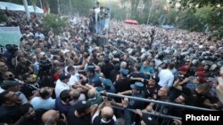 Հունիսի 12-ին ոստիկանական գործողությունների հետևանքով նաև մեկ տասնյակից ավելի լրագրողներ են տուժել